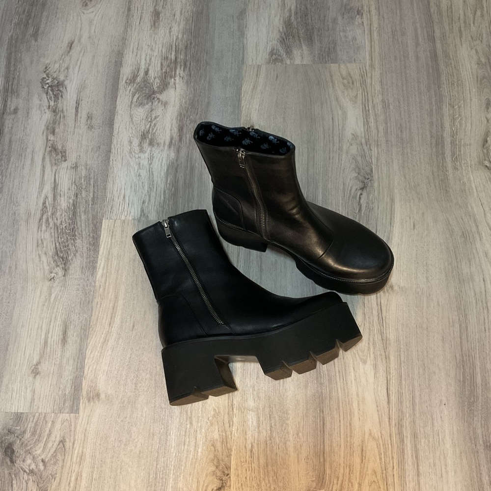 LAMODA: TELL ME LIES PLATFORM BOOTS